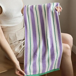 Serviette de bain à rayures géométriques